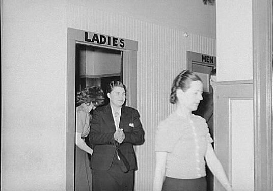 Mengapa Toilet Dipisah Cewek-Cowok? Sejarah yang Jarang Dibahas