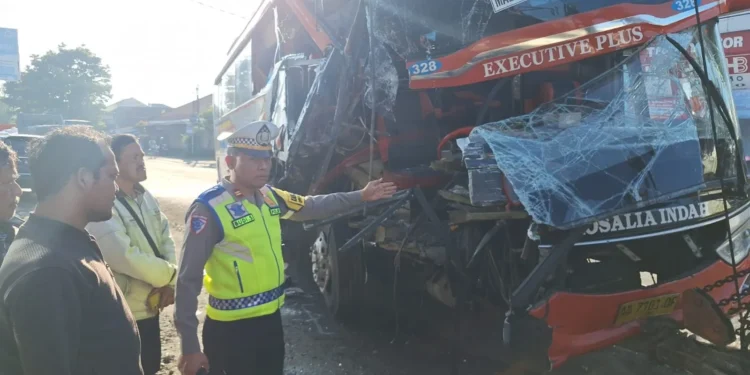 Tabrakan Maut Bus Rosalia Indah vs Truk Gandeng di Kebumen