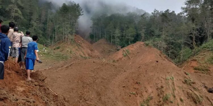 Longsor Watukumpul, Dua Warga Hilang dan Operasi SAR Masih Berlanjut