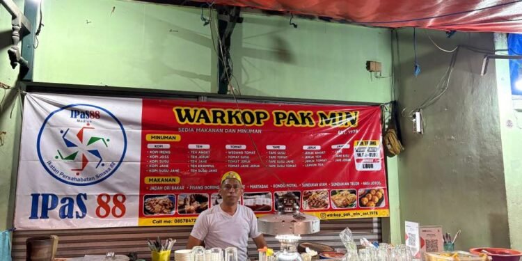Warung Kopi Pak Min dan Sekolah Sunyi Bernama Percakapan