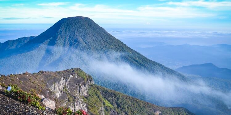 Gunung Gede Pangrango & Gelang Pintar: Safety Gadget atau Overtracking?