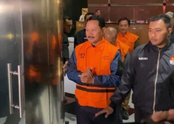 Maidi Digiring KPK: Rompi Oranye, Tangan Diborgol