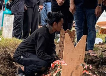 Tangis Reza Arap Pecah di Pemakaman Lula Lahfah: Duka yang Tak Perlu Ditata