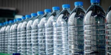 Airnya Bening, Risikonya Nggak Kelihatan: Bahaya Mikroplastik di Balik AMDK