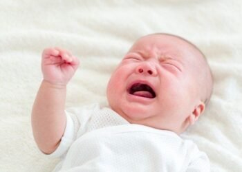 Bayi Menangis Terus, Diangkat atau Dibiarkan? Ini Bukan Soal Tega atau Tidak