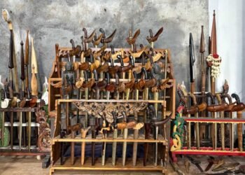 Keris: Sebilah Besi yang Menyimpan Doa, Sejarah, dan Etika Hidup