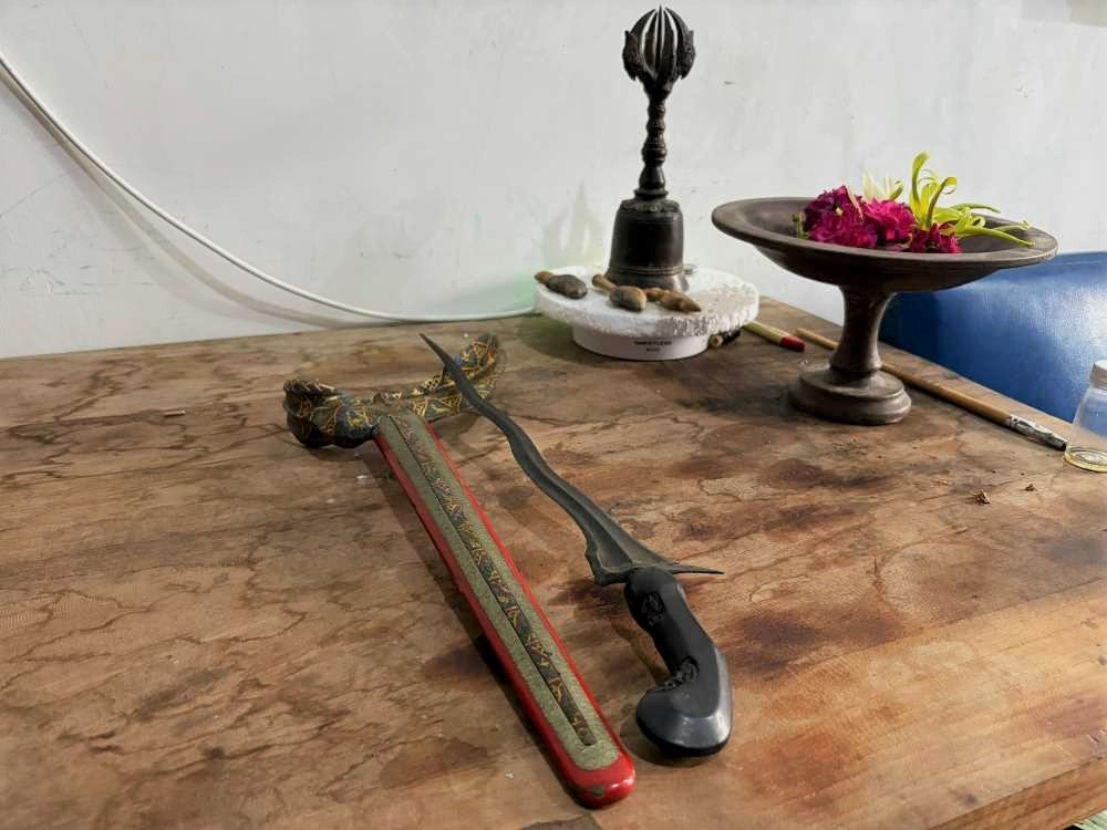 Keris: Sebilah Besi yang Menyimpan Doa, Sejarah, dan Etika Hidup