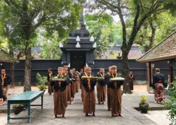Kraton Surakarta, Bunga, dan Doa untuk Para Leluhur