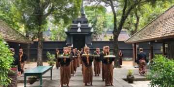 Kraton Surakarta, Bunga, dan Doa untuk Para Leluhur