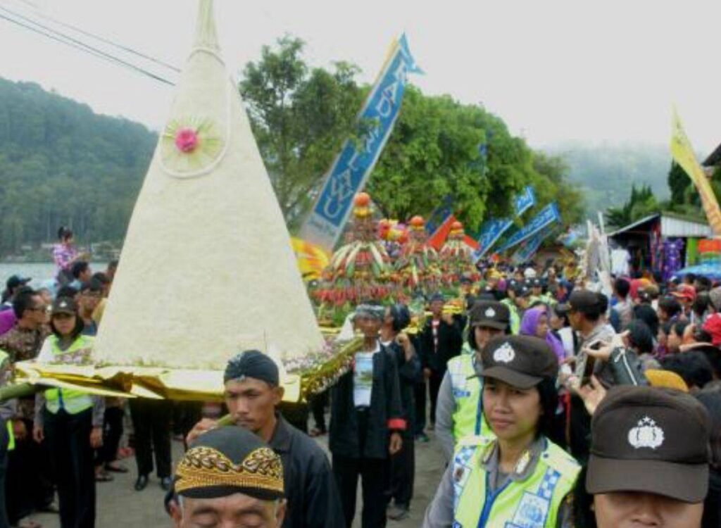Labuhan Sarangan 2026: Tradisi Jawa dan Arah Pariwisata Berkelanjutan