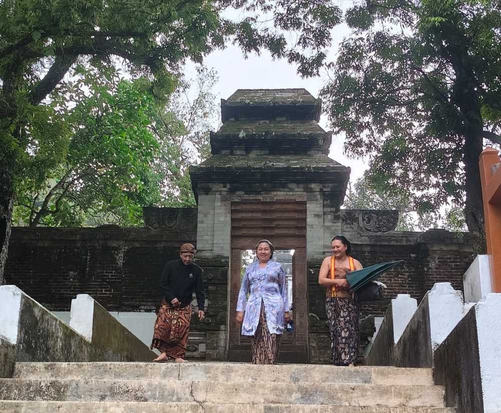 Kraton Surakarta, Bunga, dan Doa untuk Para Leluhur