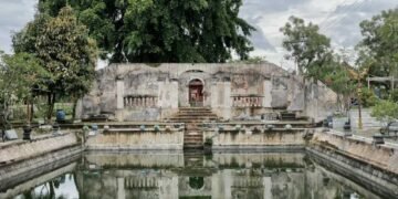 Sendang Kamal dan Prasastinya: Saat Dua Zaman Bertemu di Air yang Sama