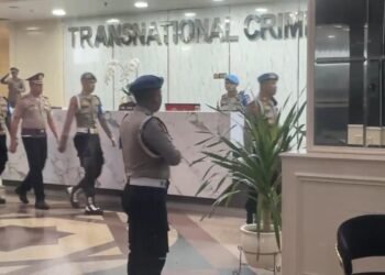 Seragam Lengkap, Status Berbeda: Eks Kapolres Bima Hadapi Sidang Etik