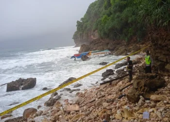 Kapal Nelayan Terbalik di Pantai Watumandi, Satu ABK Masih Dicari