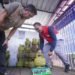 Gas Melon Langka Saat Ramadhan, Warga Palopo Berburu ke Kota