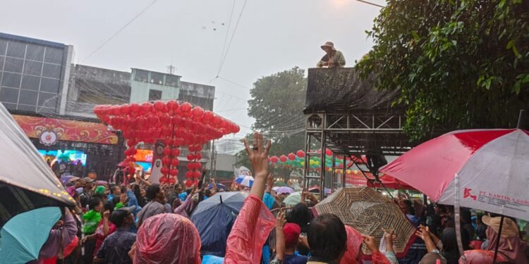 5000 Kue Keranjang Ludes! Hujan Tak Mampu Bubarkan Grebeg Sudiro 2026