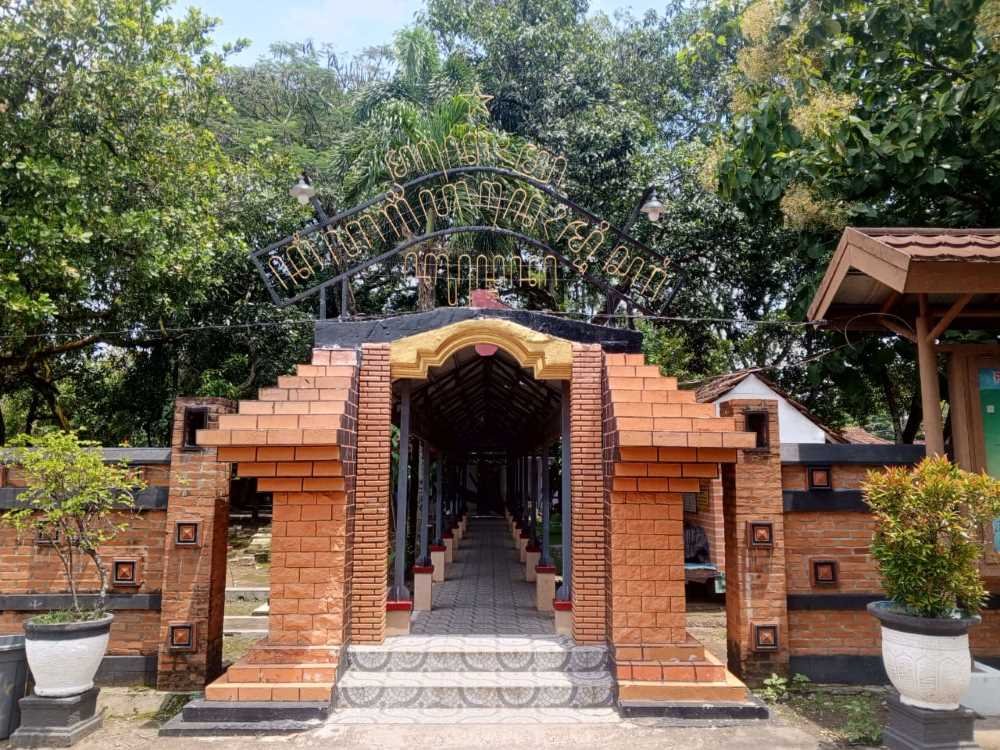 Ki Ageng Anom Besari dan Pohon Kudu Keras di Makam Kuncen