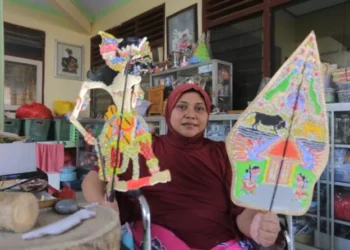 Keterbatasan Bukan Alasan: Herlin dan Misi Mengenalkan Wayang