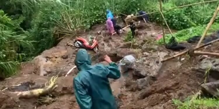 Longsor Hantam Area Parkir Curug Sikarim, Dieng
