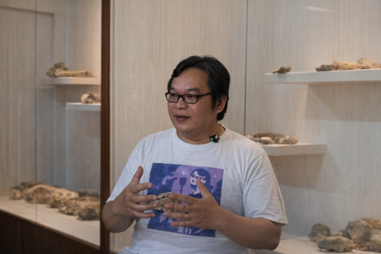 Kisah Bernadi Sabit Dangin, Penjaga Ingatan dari Pelempayung