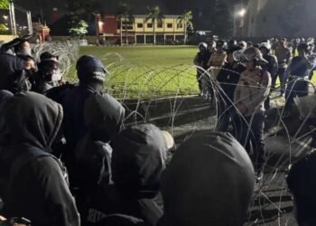 Ratusan Massa Geruduk Mapolda DIY, Robohkan Pagar dan Teriakkan Keadilan