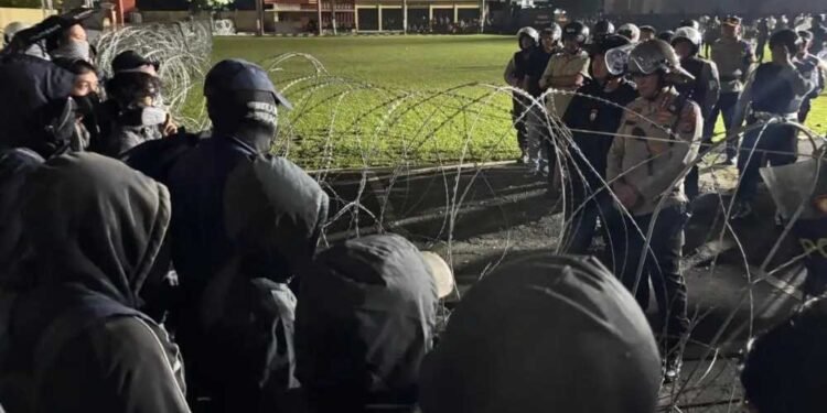 Ratusan Massa Geruduk Mapolda DIY, Robohkan Pagar dan Teriakkan Keadilan