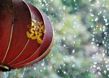 Tahun Baru Imlek dan Hujan: Gangguan atau Berkah?