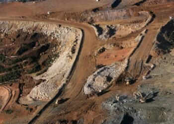 Di Balik Kekayaan Emas, Desa Tetap Bergulat dengan Kemiskinan