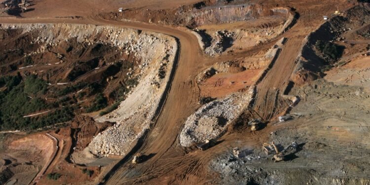 Di Balik Kekayaan Emas, Desa Tetap Bergulat dengan Kemiskinan