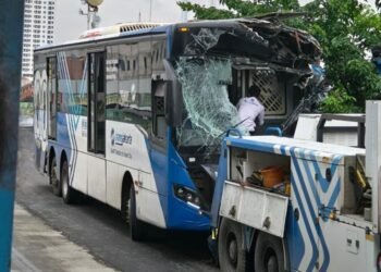 Insiden Adu Banteng Dua Bus Transjakarta Ganggu Mobilitas Pekerja