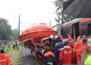 Kereta Bandara Menabrak Truk Kontainer yang Tertinggal di Rel Stasiun Poris
