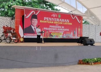 Pemerintah Serahkan 200 Becak Listrik kepada Abang Becak di Kota Madiun