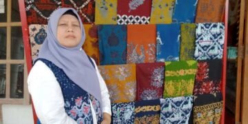 Dari Daun Pahit ke Panggung Dunia: Kisah Tatik dan Batik Sambiloto