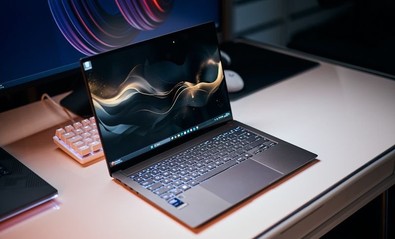 ASUS Bawa AI ke Level Baru: Zenbook S14 OLED Bisa “Mikir Sendiri” Tanpa Internet