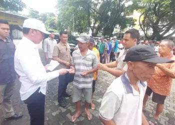 Jokowi Bagikan 500 Paket Sembako dan THR untuk Tukang Becak di Solo