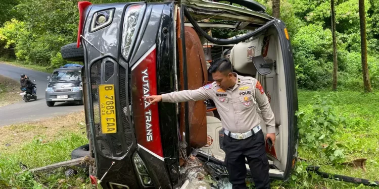 Sopir Diduga Mengantuk, Mikrobus Rombongan Wisata Kecelakaan di Banten