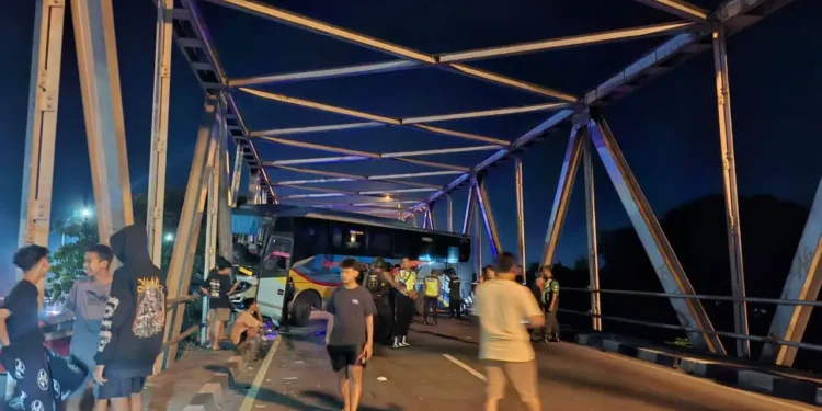 Bus Sugeng Rahayu Hantam Jembatan Jurug, Pemudik Alami Detik Mencekam