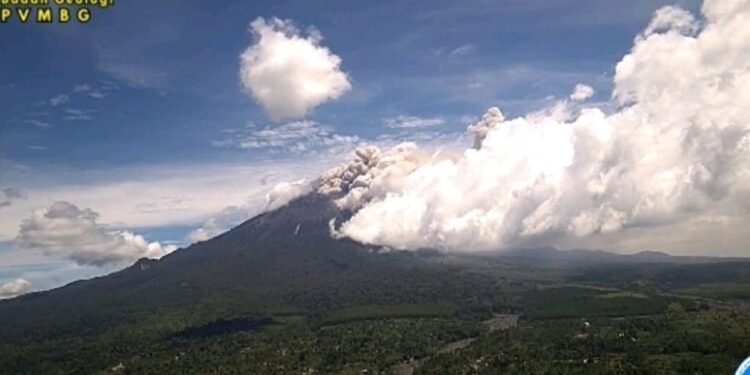 Gunung Semeru Kembali Erupsi, Material Vulkanik Menumpuk di Lereng