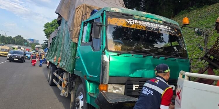 Rem Blong di Tol JORR Sore Ini, Tujuh Kendaraan Terlibat Tabrakan Berantai