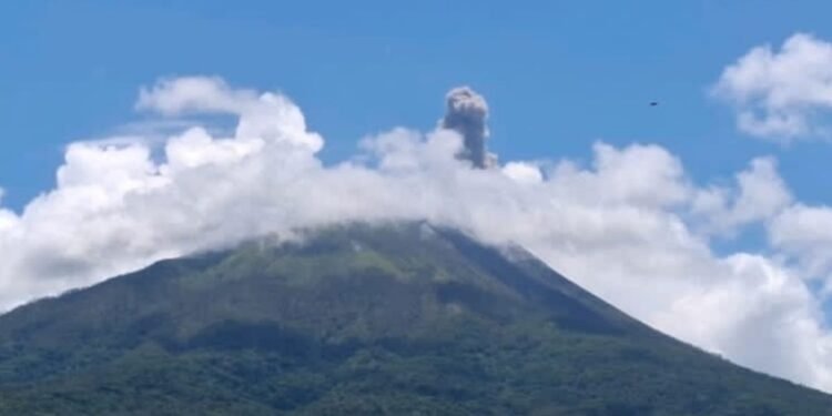 Gunung Ile Lewotolok Kembali Erupsi, Kolom Abu Capai 300 Meter