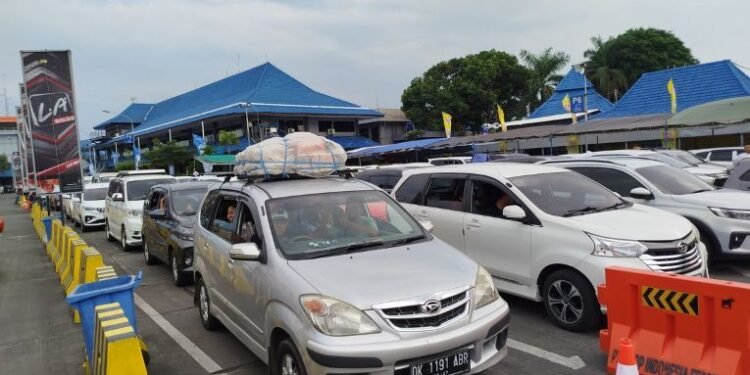 Arus Balik Ketapang–Gilimanuk Naik, Tapi 71 Persen Kendaraan Masih “Tertahan” di Jawa