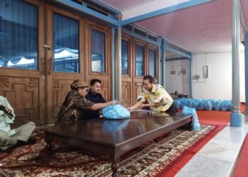 Jelang Lebaran, Pakoe Boewono XIV Bagikan Sembako dari Dana Pribadi