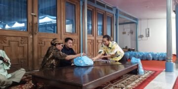 Jelang Lebaran, Pakoe Boewono XIV Bagikan Sembako dari Dana Pribadi