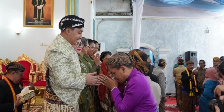 Bersua Sang Raja: Silaturahmi atau Ujian Etika?