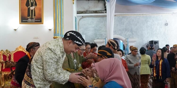 Bersua Sang Raja: Momen Langka Warga Bisa Bertatap Langsung dengan Raja Surakarta