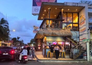 Kuta Saat Senja: Ketika Malam Mulai Dibuka untuk Dunia