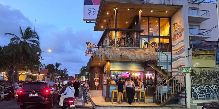 Kuta Saat Senja: Ketika Malam Mulai Dibuka untuk Dunia