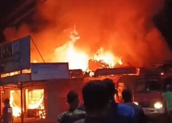 Kebakaran Hebat Landa Toko Bangunan di Pasar Baturetno, Wonogiri