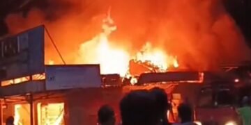 Kebakaran Hebat Landa Toko Bangunan di Pasar Baturetno, Wonogiri