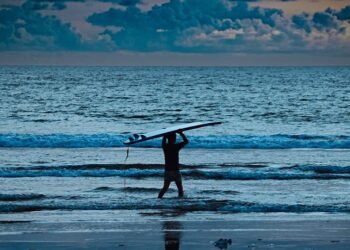 Kuta: Ombak yang Datang, Pikiran yang Pulang